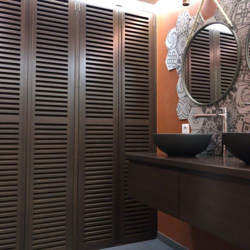 Meuble support de vasque et façade de placard en Chêne teinté noyer en atelier