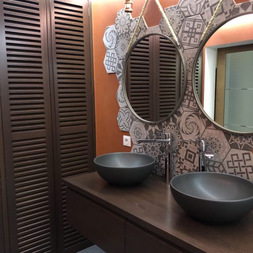 Meuble support de vasque et façade de placard en Chêne teinté noyer en atelier2